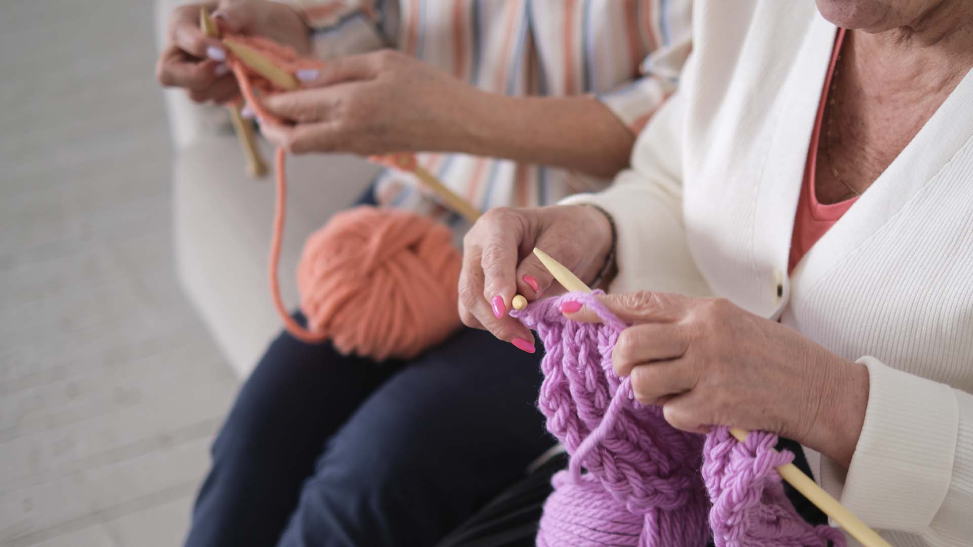 fondo suscribete woman sewing purple textile